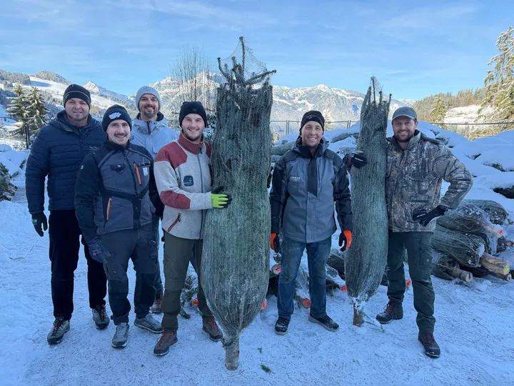 Das Charitree-Team mit verpackten Bäumen im Schnee